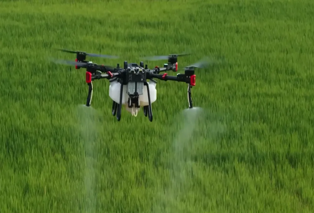 Dron de Qultivadron pulverizando un cultivo