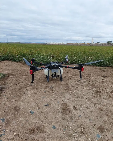 Dron pulverizador de Qultivadron listo en la parcela